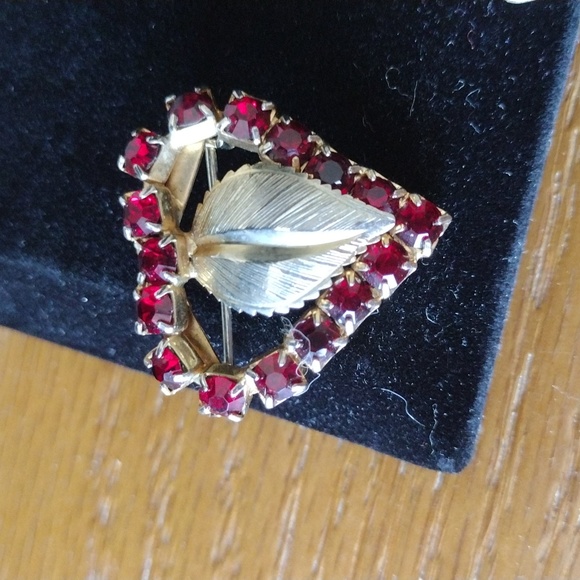 Brooches - Picture 2 of 10